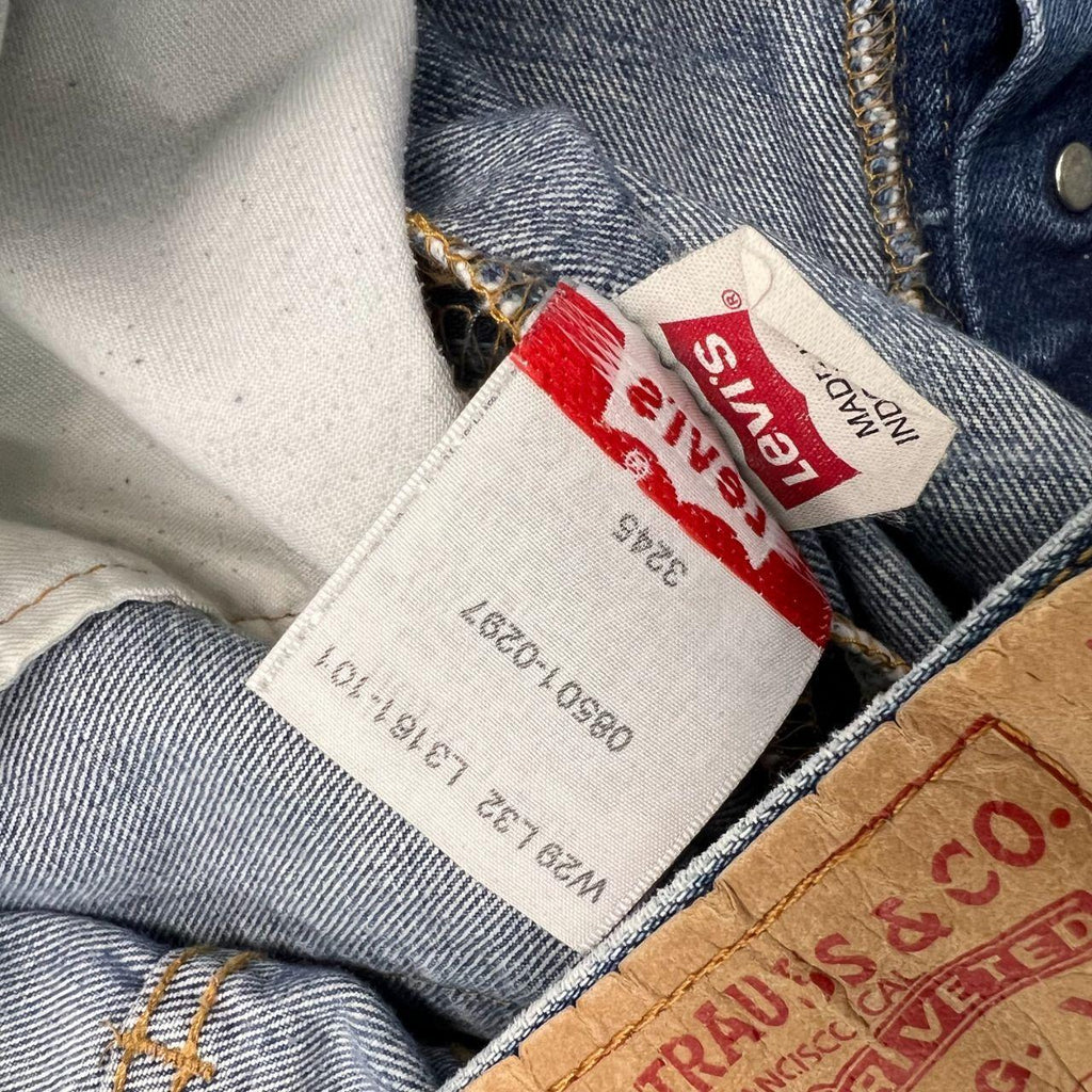Vintage Levi’s 501 Y2K Light Wash Denim Jeans Button Fly W29 L32 Made In 2000