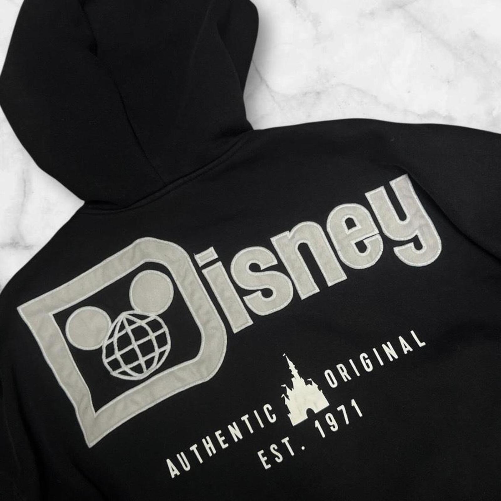 2025 Walt Disney World Mens Disney Parks Black & Grey AOP Spell Out Hoodie Large.